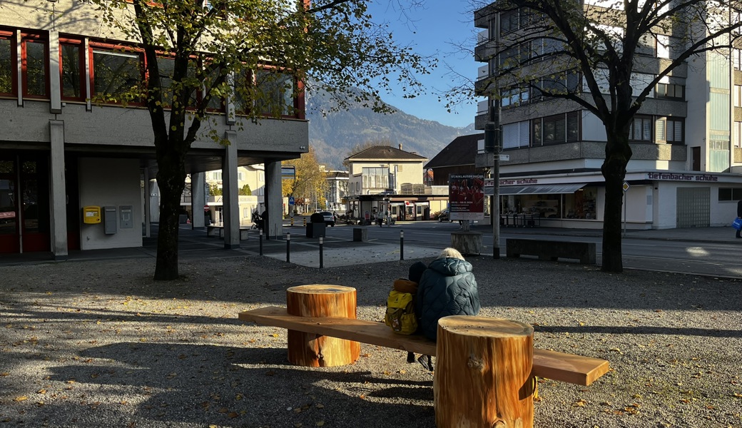 Lädt zum Verweilen ein: Ein neues Bänklein im Buchser Rathauspark.