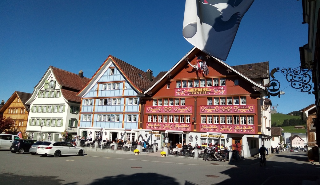 Prächtige Häuser beim Landsgemeindeplatz in Appenzell. 