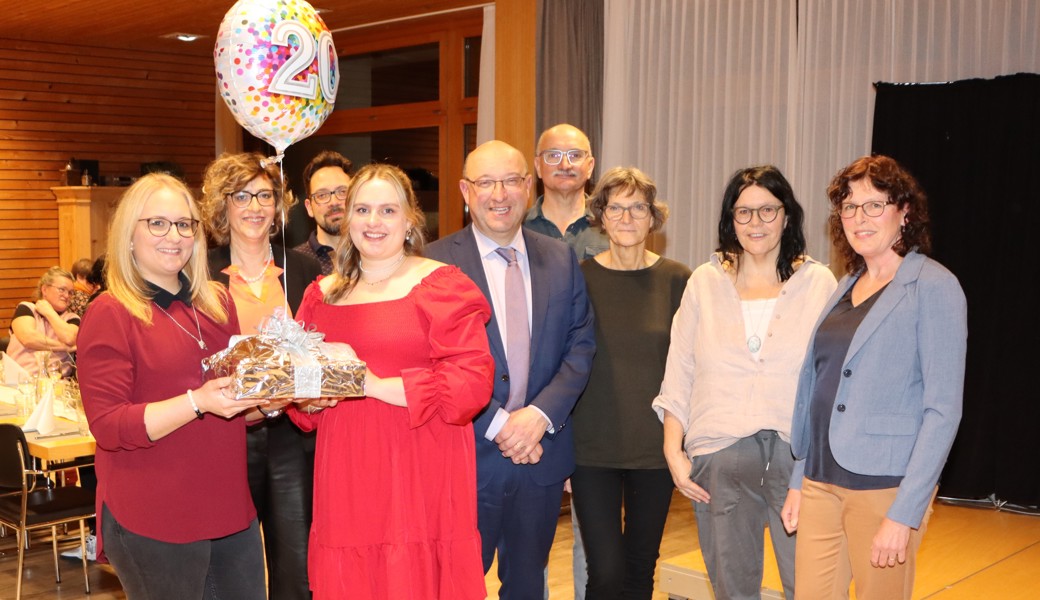 Strahlende Gesichter zum Jubiläum, von links: Selina Eggenberger, Beatrice Disch, Reto Gabathuler, Marion Gabathuler, Beat Tinner, Jakob Jahn, Doris Roider, Monika Näf, Vreni Kruse-Müller. 