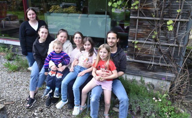 «Hei nomol» sagt der ukrainische Junge und heitert damit die Kriegsflüchtlinge kurz auf