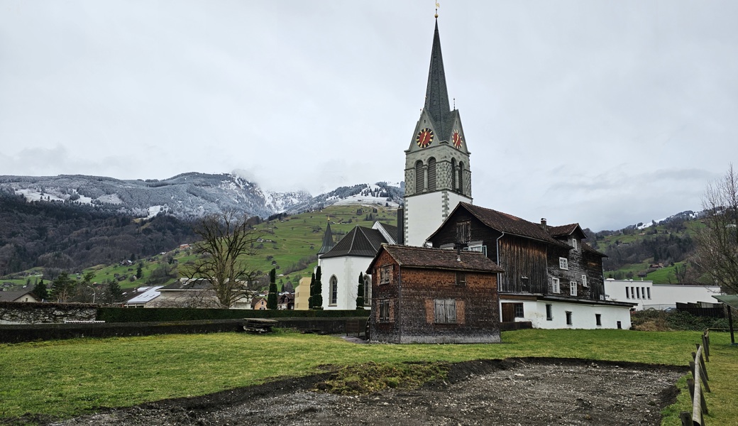 Die Gemeinde will das Gehlerhaus renovieren. Zum Kirchgemeindehaus hin (im Bild rechts im Hintergrund) ist eine Schausägerei geplant. Der Verein Grabser Mühlbach wird dort eine alte Gattersäge einbauen, die wie die Schmiede im Gehlerhaus von einem alten Wasserrad angetrieben wird.