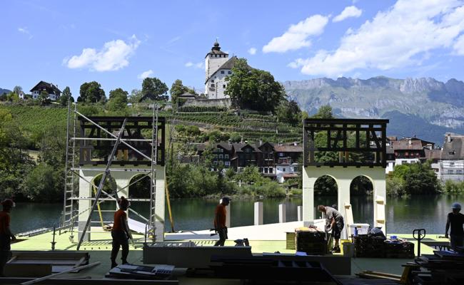 Der kleine Dorfplatz am Werdenbergersee nimmt Form an