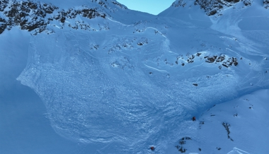 Teil einer Tourengruppe von Lawine erfasst – eine Person tot