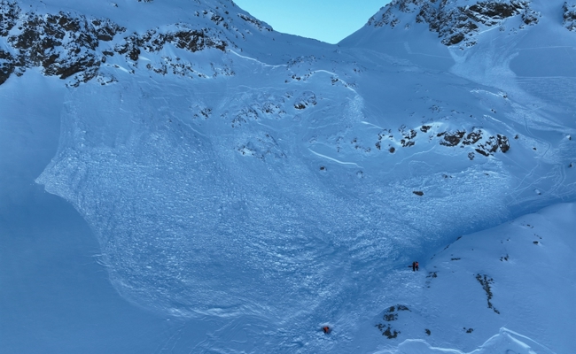 Teil einer Tourengruppe von Lawine erfasst – eine Person tot