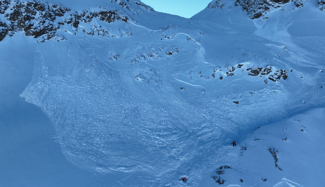 Teil einer Tourengruppe von Lawine erfasst – eine Person tot