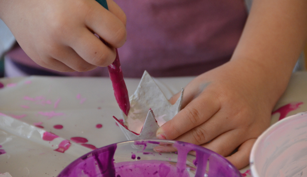 Malen, basteln, klecksen: im «Setzchaschte» können sich Kinder kreativ austoben. 