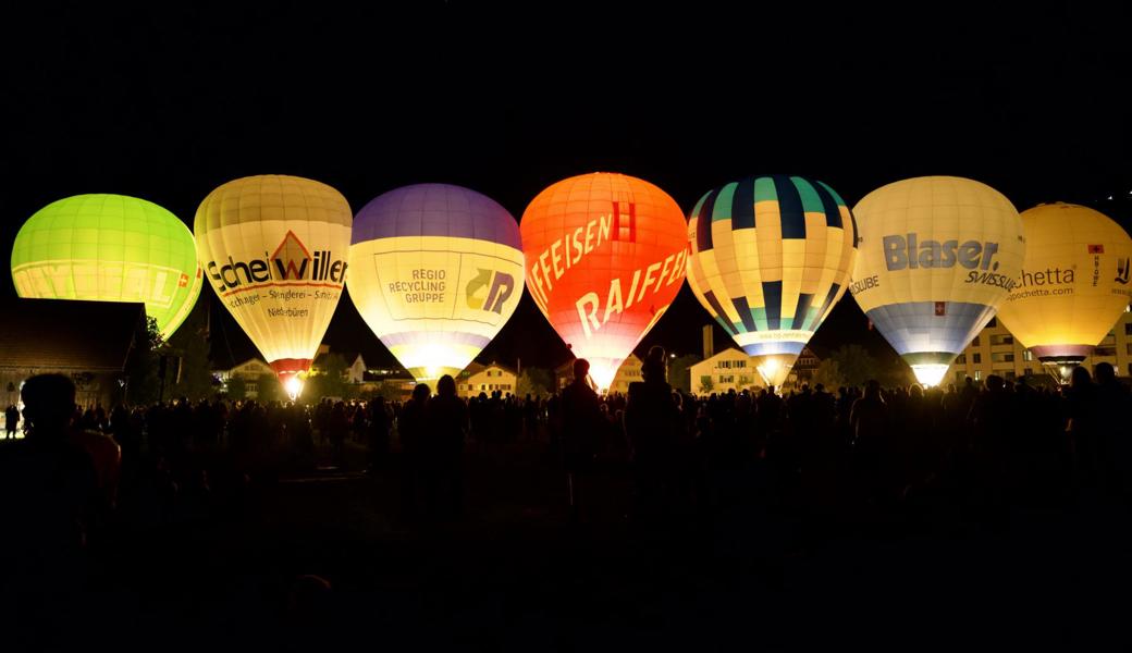 Das Ballonglühen als Programmhöhepunkt lockte erneut Tausende Besucherinnen und Besucher nach Ebnat-Kappel.