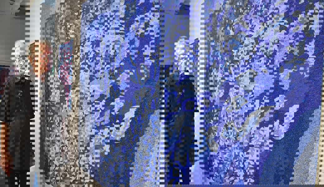 Vernissage in der Galerie L33: Walter Grässli mit seinem grossen Ölbild auf Leinwand, Titel «Weisser Einbruch».