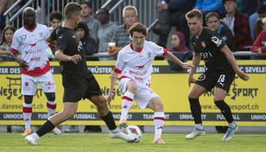 Das Testspiel der Fussballprofis auf dem Sportplatz Schild endete Remis