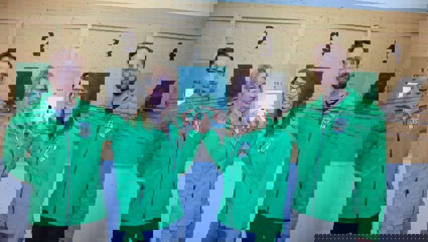  Die Geschwister Kaiser (von links: René, Martina, Marlies, Michael) zeigen an, welches Ziel es am Ostschweizer Final zu treffen gilt. 