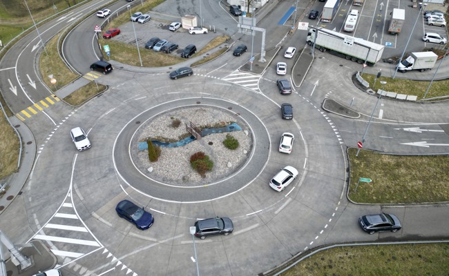 Chaos beim Auer Kreisel: Turbolinien sollen Abhilfe schaffen
