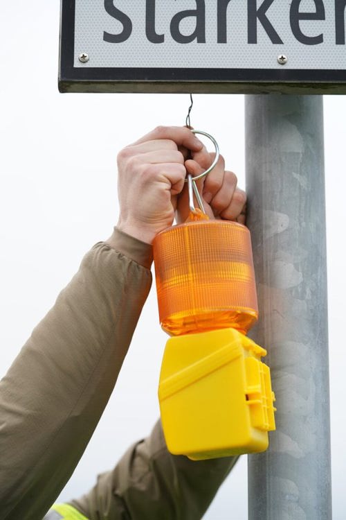  Ein am Schild befestigtes Blinklicht macht Verkehrsteilnehmende nochmals zusätzlich auf das Warnsignal aufmerksam. 