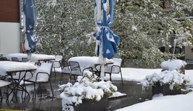 Schnee auf Tischen und Stühlen vor dem Gasthaus Alpstein in Wildhaus.