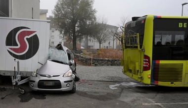 Totalschaden: Linienbus fährt in parkiertes Auto