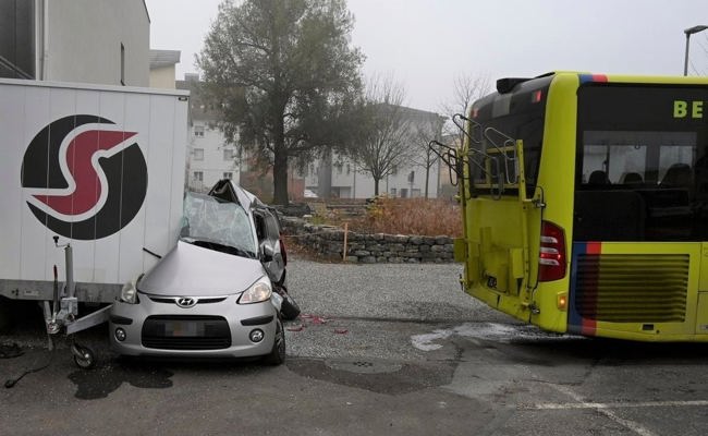 Totalschaden: Linienbus fährt in parkiertes Auto