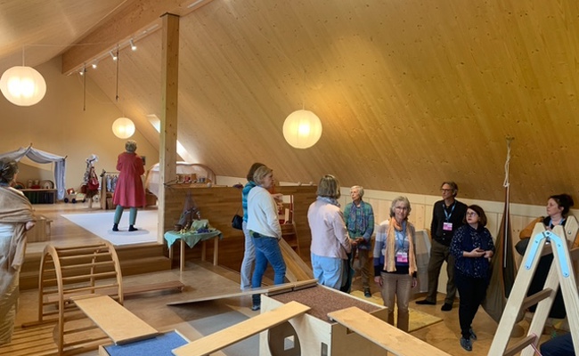 Auf und in die Welt kommen: Tagung zu früher Kindheit