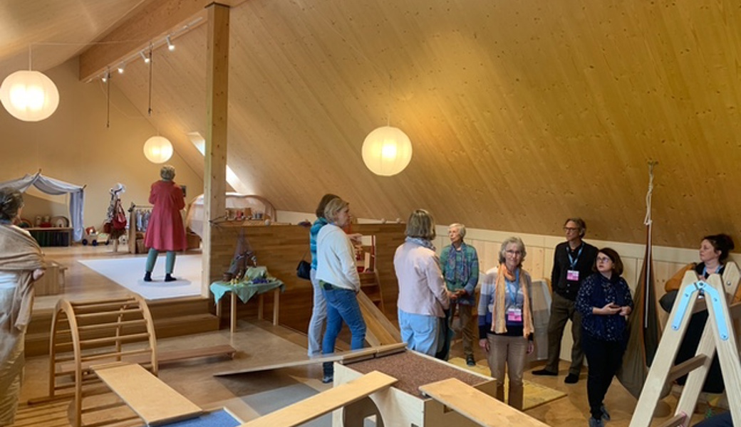 Tagungsteilnehmende zu Besuch im «Storchennest» in Grabs.