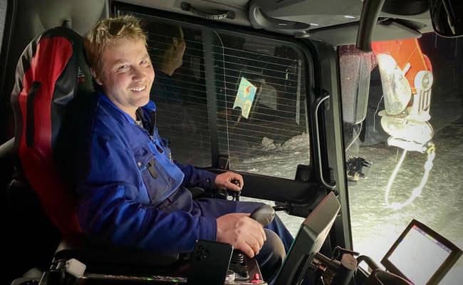 Seit 25 Jahren mit dem Pistenbully unterwegs: Chäserrugg-Pistenleiter Adrian Bösch präpariert nachts die Ostabfahrt