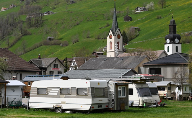 Drumherum viele hohe Sträucher: Zusätzliche Vorschriften für Campingplatz
