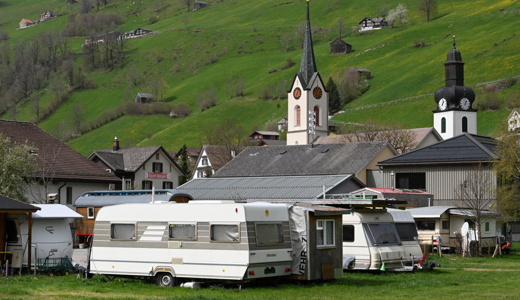 Auf dem Campingplatz bei der Talstation der Sellamattbahn sollen künftig im Sommer gleich viele Abstellplätze für Wohnwagen und Wohnmobile zur Verfügung stehen wie im Winter. Dazu ist eine Änderung des Überbauungsplans nötig.