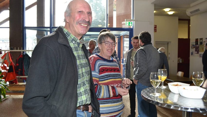  Die Wildhauser Schafzüchter Xaver und Alice Götte geniessen die Pause beim Apéro. Bilder: Adi Lippuner