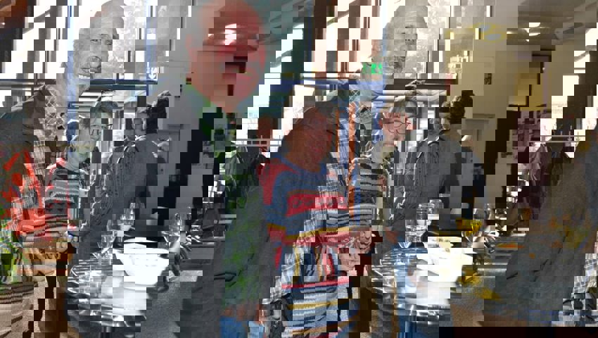  Die Wildhauser Schafzüchter Xaver und Alice Götte geniessen die Pause beim Apéro. Bilder: Adi Lippuner