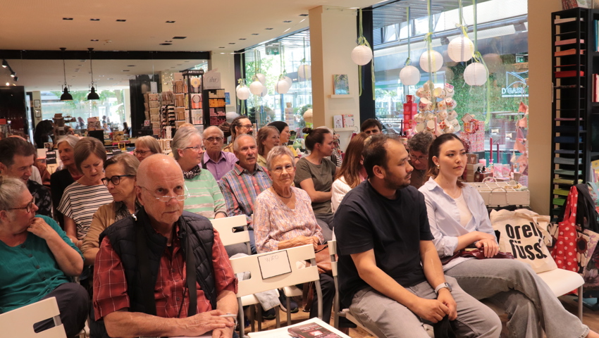 Viele interessierte Besucherinnen und Besucher fanden sich zur Buchpräsentation ein.