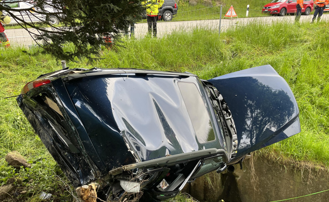 Selbstunfall endet spektakulär und fordert vier Verletzte