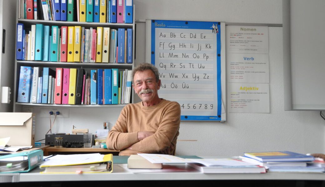 Er kennt seine Schulkinder, und seine Schulkinder kennen ihn: Nik Tarnutzer beendet nach über 40 Jahren seine Tätigkeit als Lehrer in Alt St. Johann. 