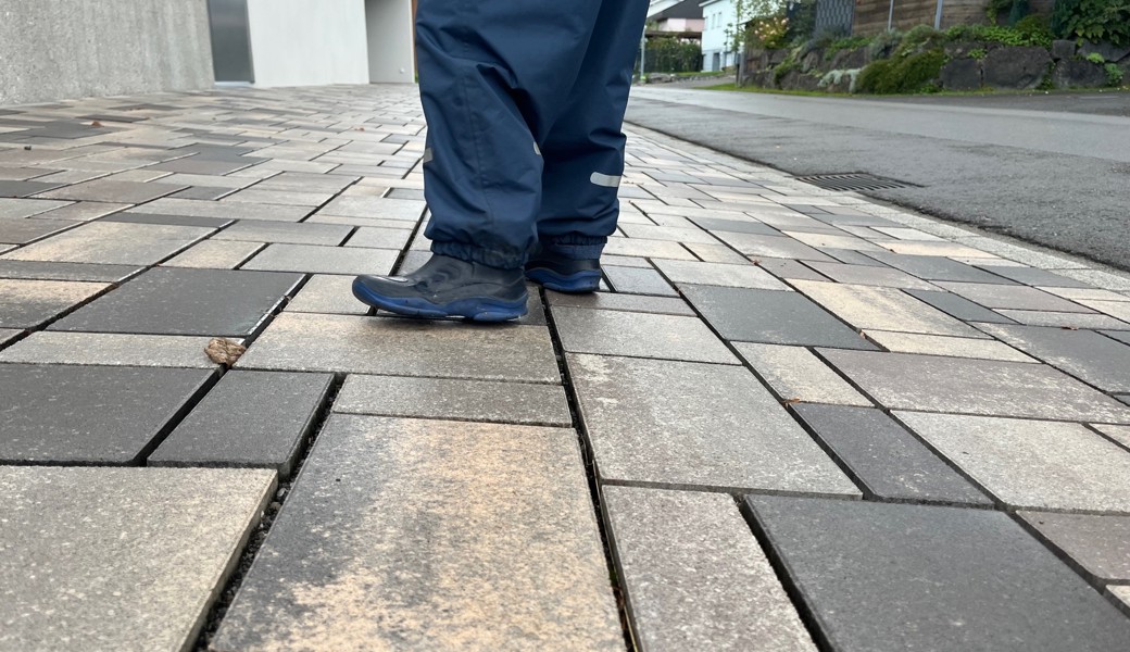 In der Phantasie meines Sohnes verwandelt sich der Vorplatz in eine Computer-Tastatur, auf der nur bestimmte Tasten betreten werden dürfen.