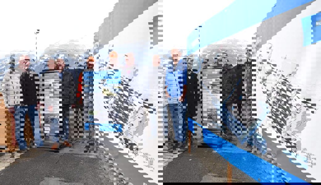  Behördenmitglieder, Bauunternehmer und ARA-Mitarbeitende feierten am Montagmittag den Beginn der zweiten Ausbauetappe. Bilder: Heini Schwendener