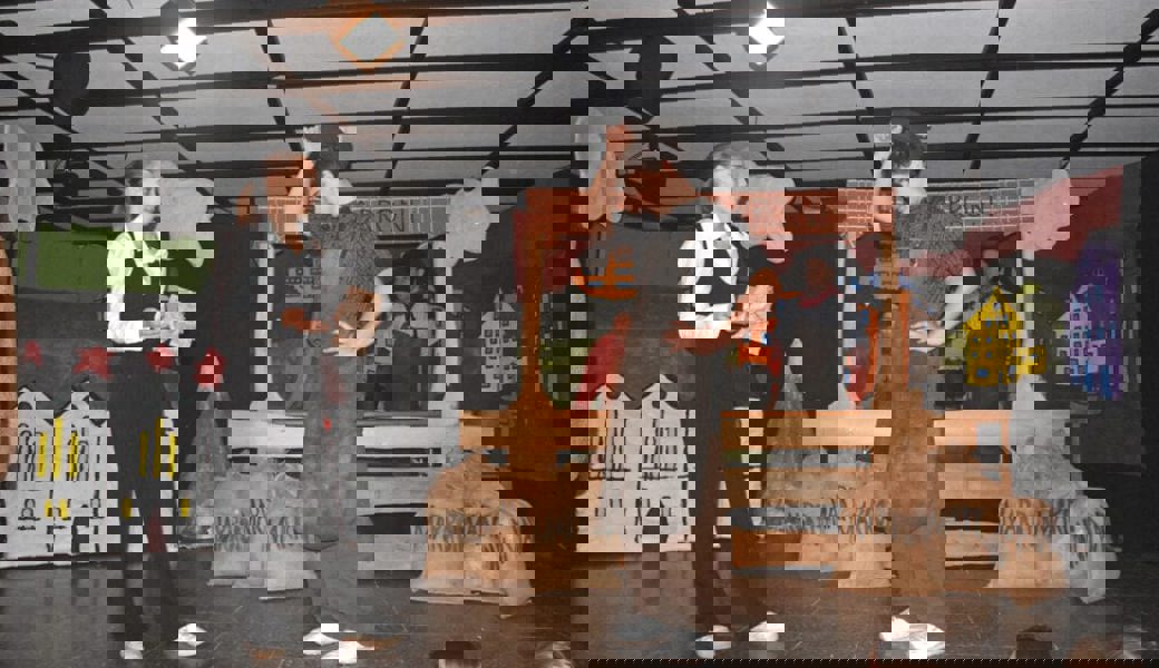  Der bodenständige Marroni-Toni (rechts) trifft immer wieder auf oberflächliche Personen. 