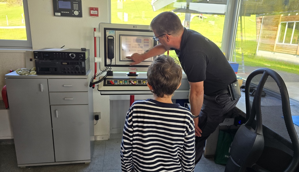 Grosse Freude: Julien erlebte den Sesselbahn-Betrieb einmal aus nächster Nähe Bild: PD