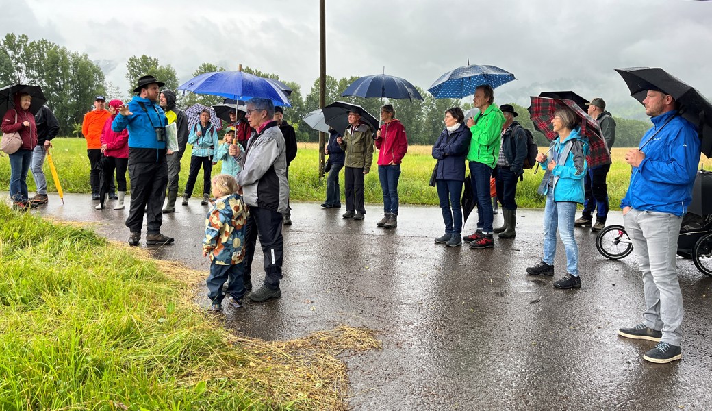 Die Exkursionsleiter erzählten den Teilnehmenden von ihren tierischen Begegnungen im Gebiet. 
