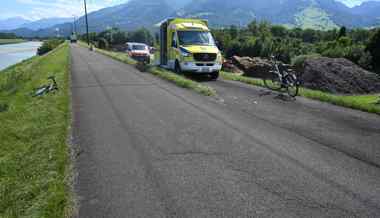 Rechts überholt: Rennvelofahrer kollidiert mit E-Bike