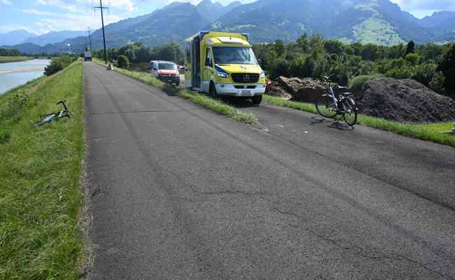 Rechts überholt: Rennvelofahrer kollidiert mit E-Bike