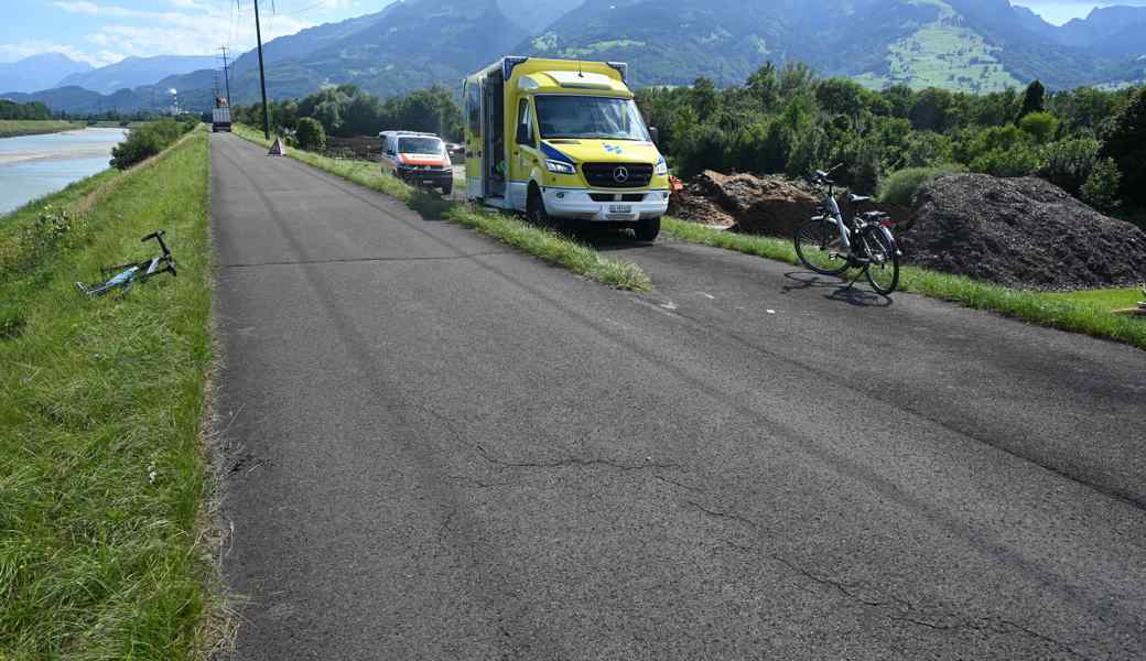 Rechts überholt: Rennvelofahrer kollidiert mit E-Bike