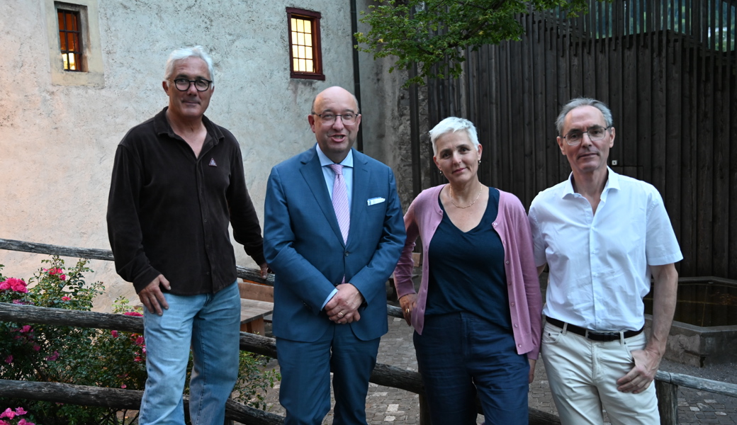 Anregender Filmabend mit Beat Tinner (Zweiter von links): Die Brüder Jon (links) und Carl (rechts) haben Regisseurin Susanna Fanzun aufs Schloss Sargans begleitet. 