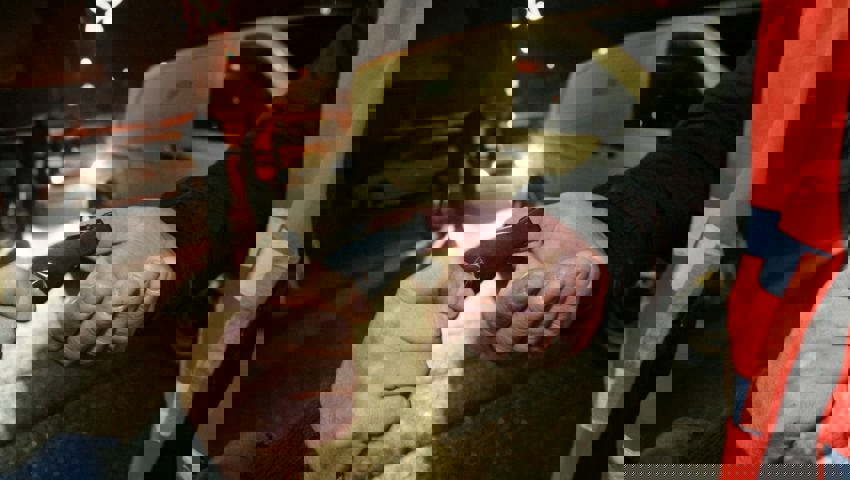  Der Kunde gibt seinen Autoschlüssel dem Nez Rouge-Fahrer ab. 