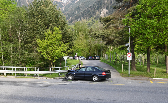 Frontal mit Leitplanke kollidiert – Autofahrer verletzt