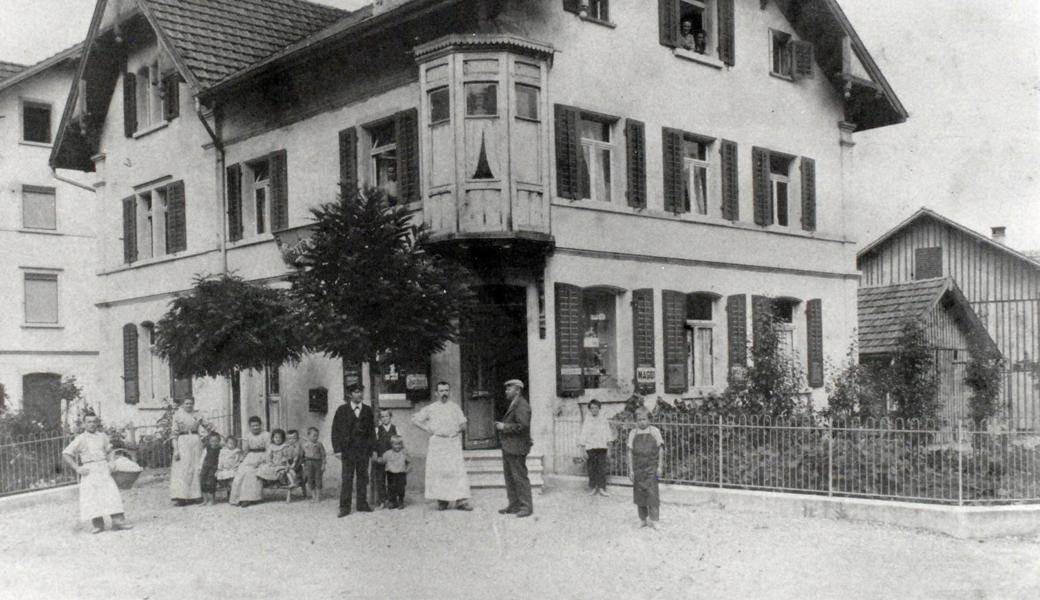 Wohnhaus mit Bäckerei Tobler an der Schulhausstrasse, links mit Korb Werner Tobler (geb. 1897). 