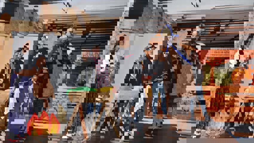  Die Krippenfiguren lauschen, was der Besucher über sie sagt. Bild Alexandra Gächter