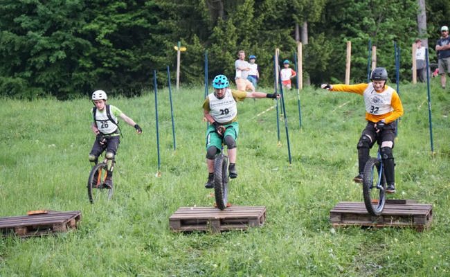Team Ursli als Organisator und auf der Strecke top: Cross-Spektakel auf einem Rad