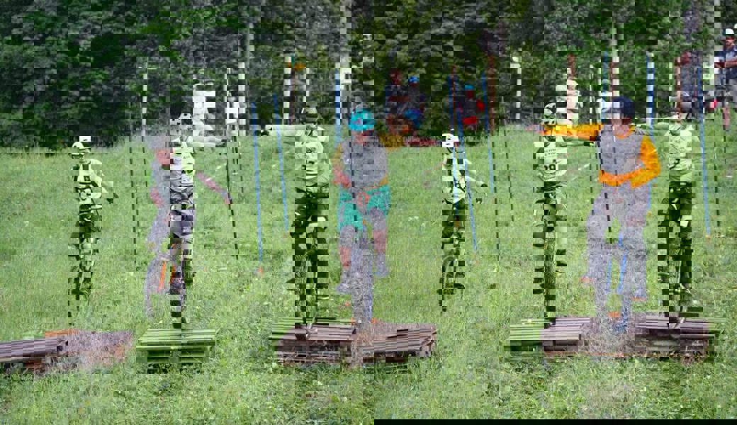  Vom Start weg waren die Teilnehmenden bei den Hindernissen gefordert. 