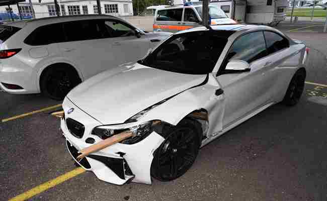 Betrunken eigenes Auto gepfählt