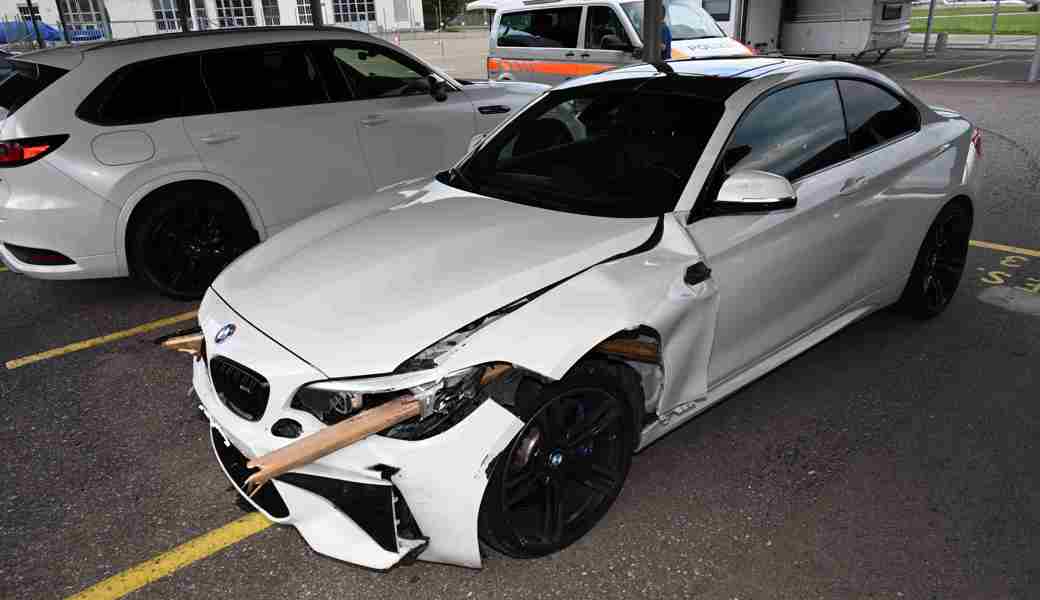 Teile des Zauns bohrten sich in die Karosserie des BMW.