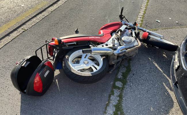 Motorradfahrer bei vermeintlichem Überholmanöver verunfallt