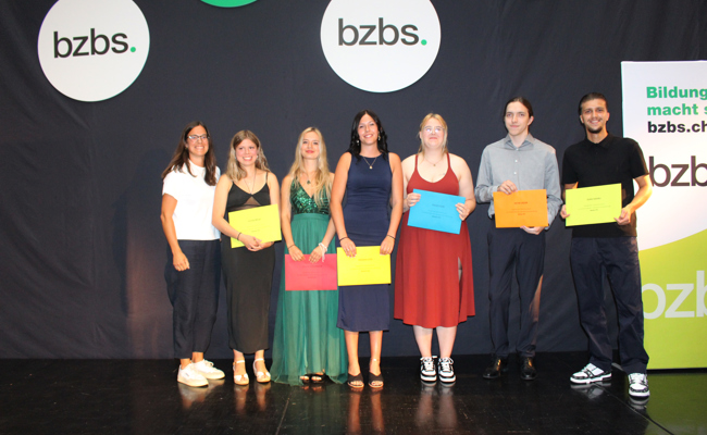 Diplom an 16 Malerinnen und Maler übergeben