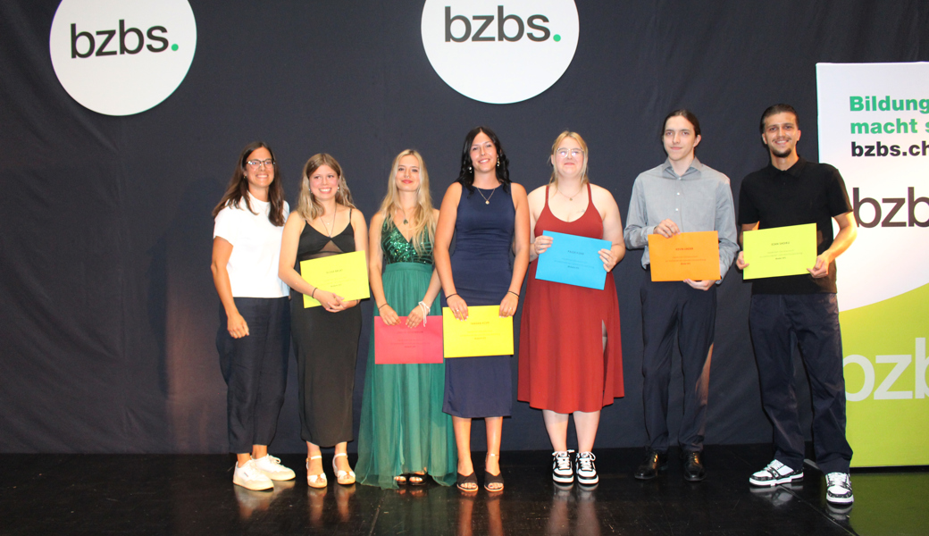 Die Malerinnen und Maler der Abschlussklasse MAL22a mit ihren Zeugnissen. 