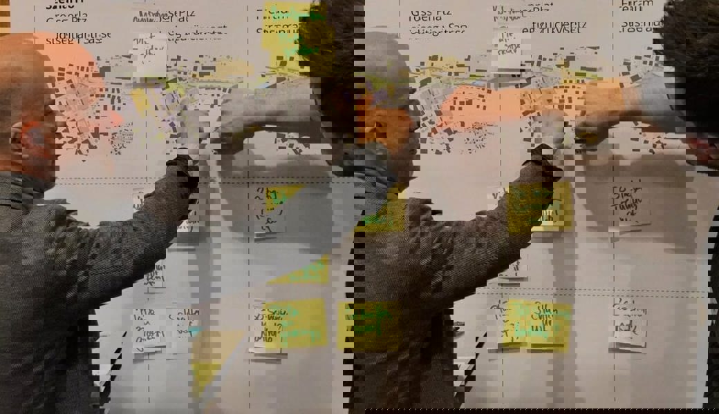  Die Anregungen werden auf den Plakaten festgehalten. Bilder: Hanspeter Thurnherr